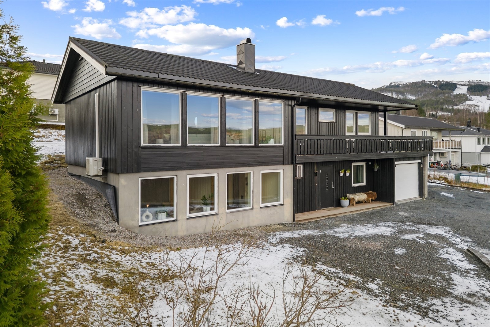 Fasade nordvest med innkjørsel/ gårdsplass. Galleribilde