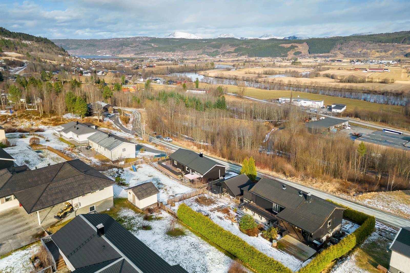 Eiendommen grenser til Buråkvegen, en enveiskjørt gate uten gjennomgangstrafikk. Galleribilde