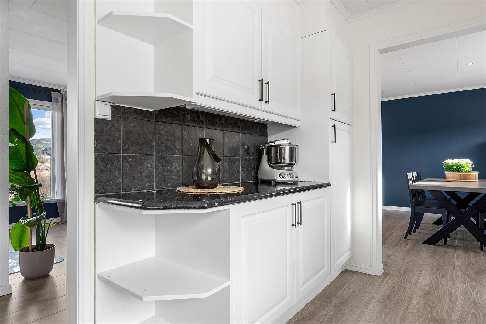 Kjøkkenet er godt utnyttet, med innredning langs tre vegger. Galleribilde