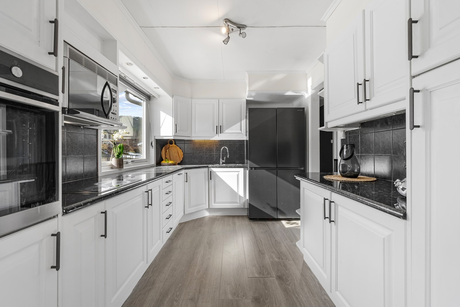 Kjøkkenet har godt med skapplass og integrerte hvitevarer. Galleribilde