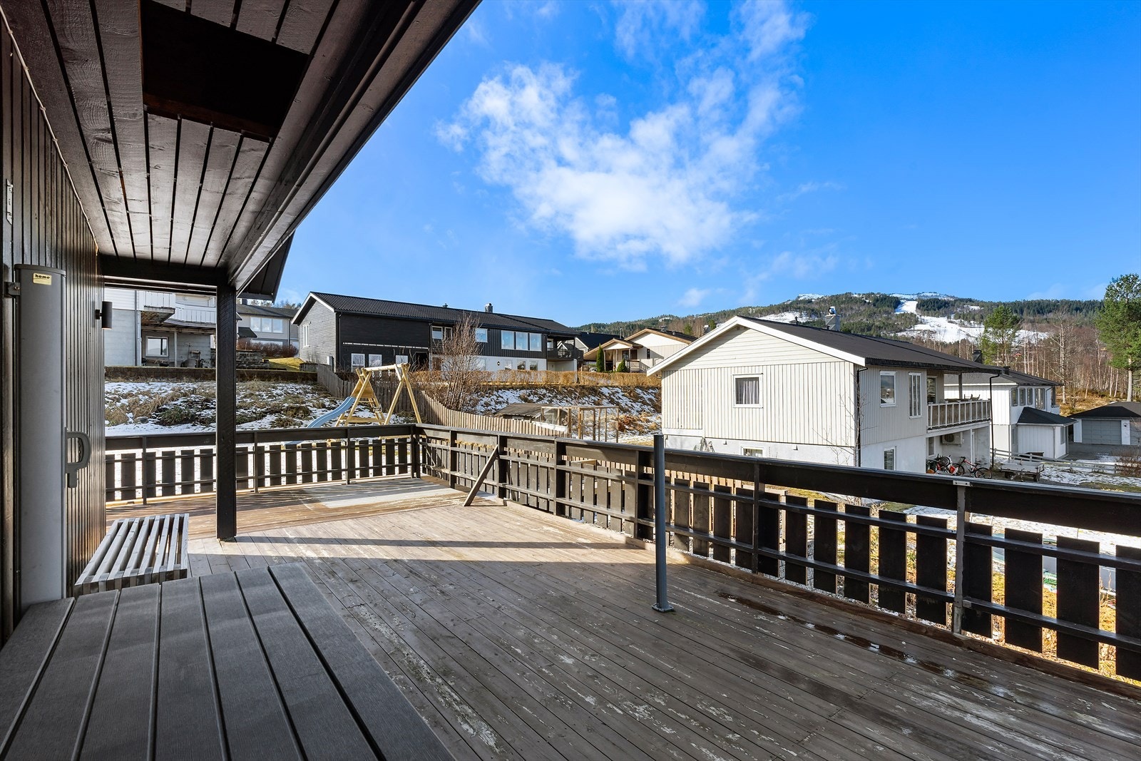 Uttrekkbar skillevegg skaper en privat atmosfære på verandaen, samtidig som den beskytter mot vinden. Galleribilde