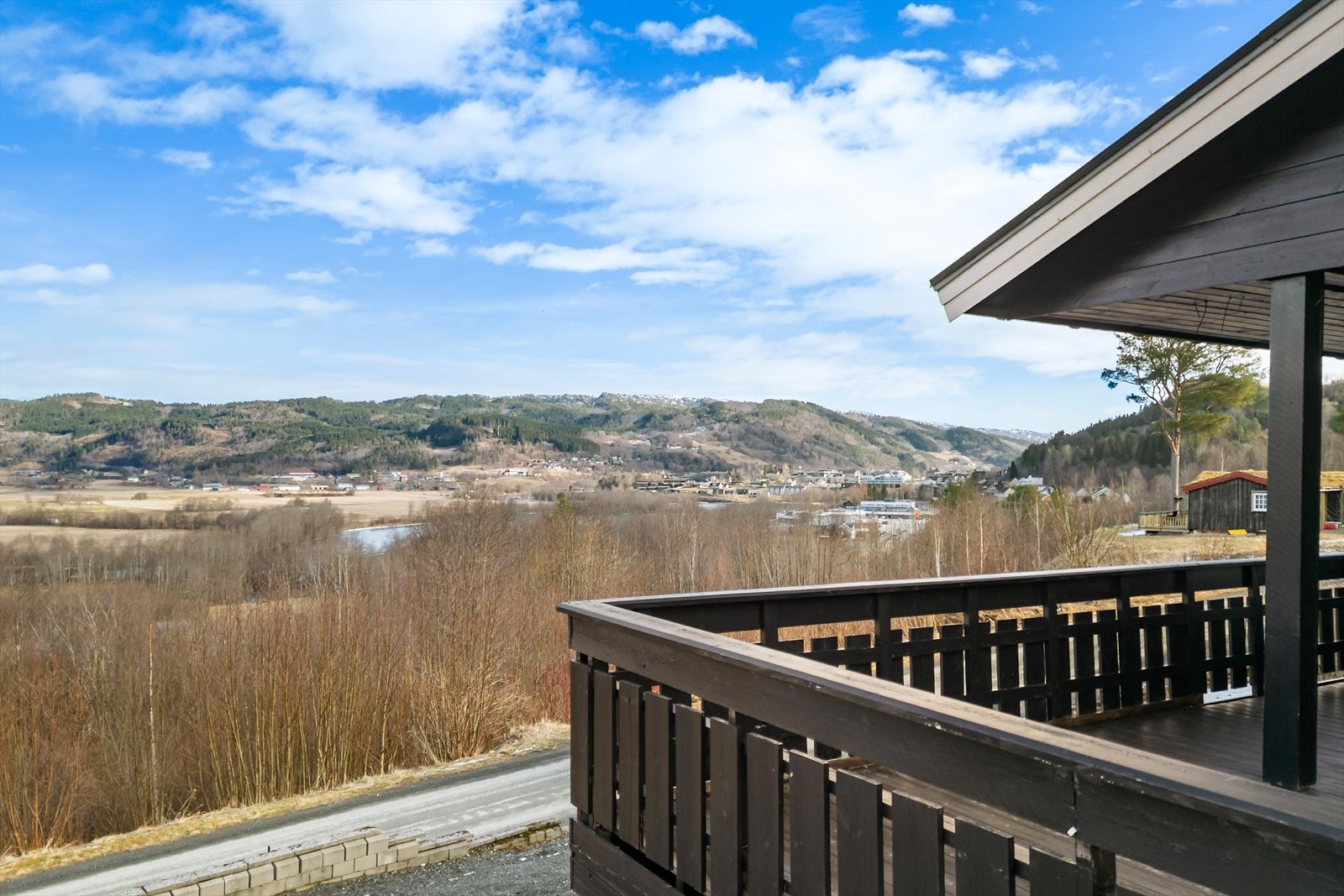 Man har flott utsikt over Surna og mot Høgmyran naturreservat. Galleribilde