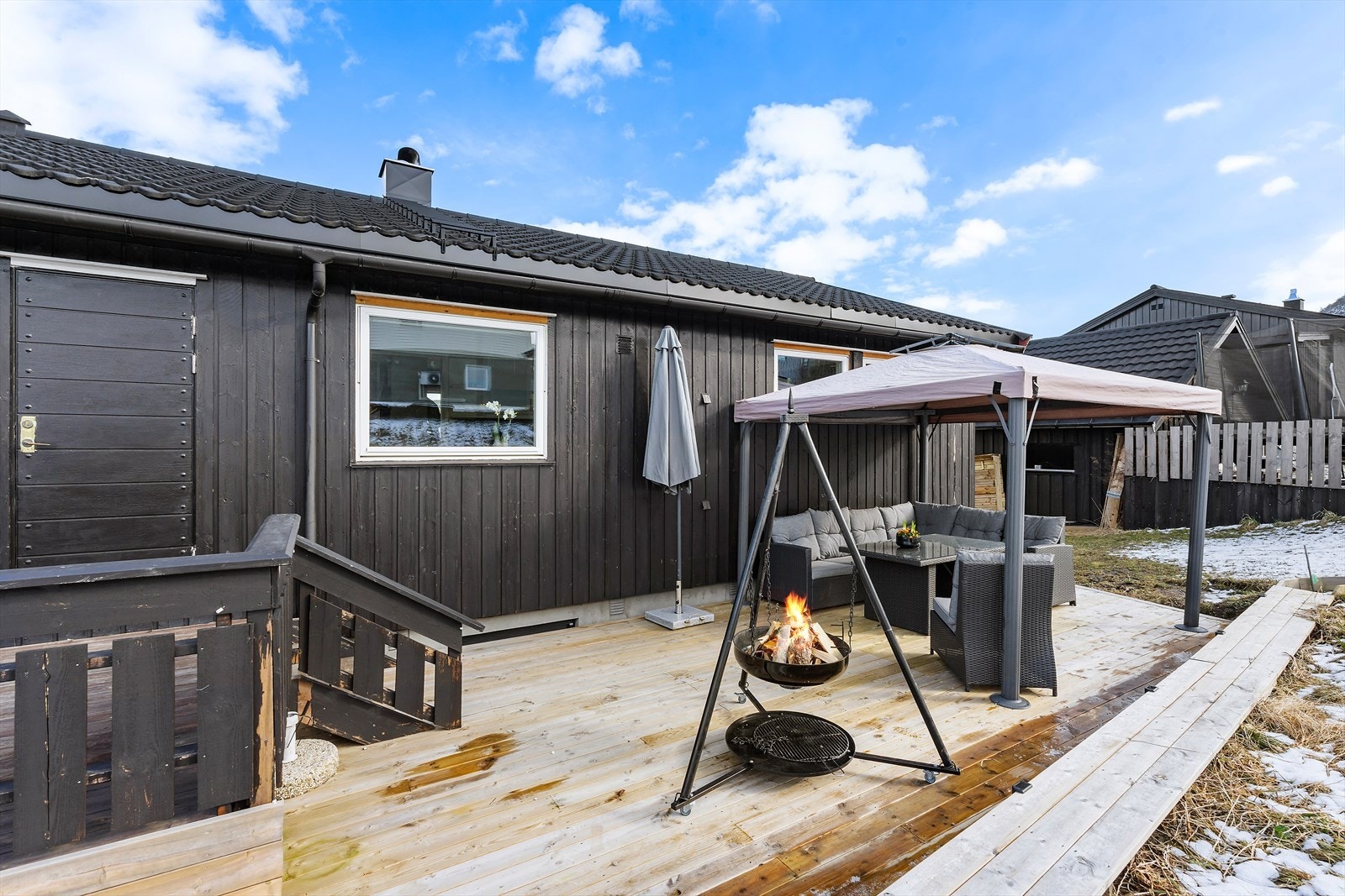 Hovedetasjen har også en egen ytterdør ut til verandaen, som er utvidet med markterrasse og har direkte tilgang til hagen. Galleribilde