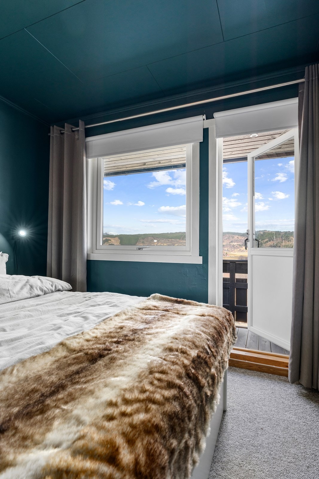 Utgang til verandaen fra soverommet gir mulighet for frisk luft og utsikt. Galleribilde