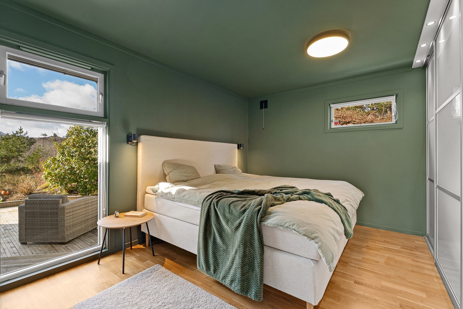 Hovedsoverom med Langlo skyvedørsgarderobe. Galleribilde