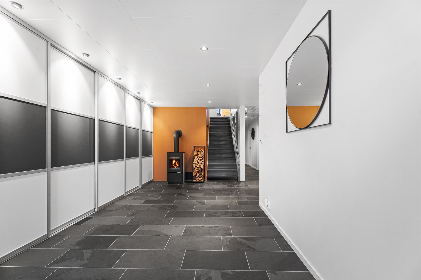 Pen flislagt hall med peis og varmekabler. Galleribilde