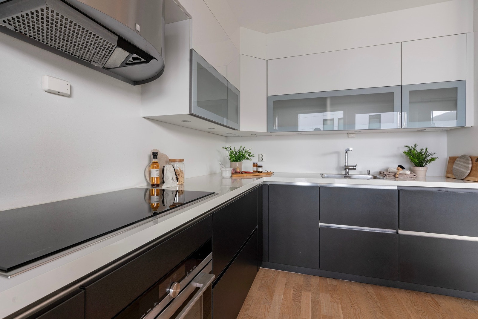 Tidløst og elegant kjøkken med oppgradert innredning fra kvalitetsleverandøren Schmidt Galleribilde