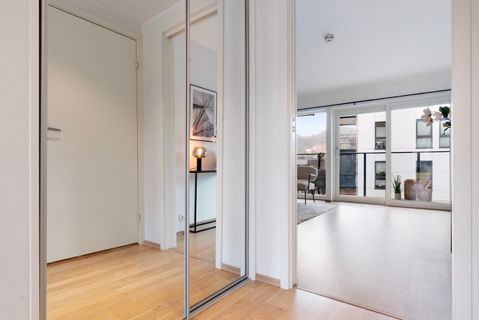 Ved enden av gangen er det montert speilskyvedørsgarderobe med hyller og løsning for oppheng. Galleribilde