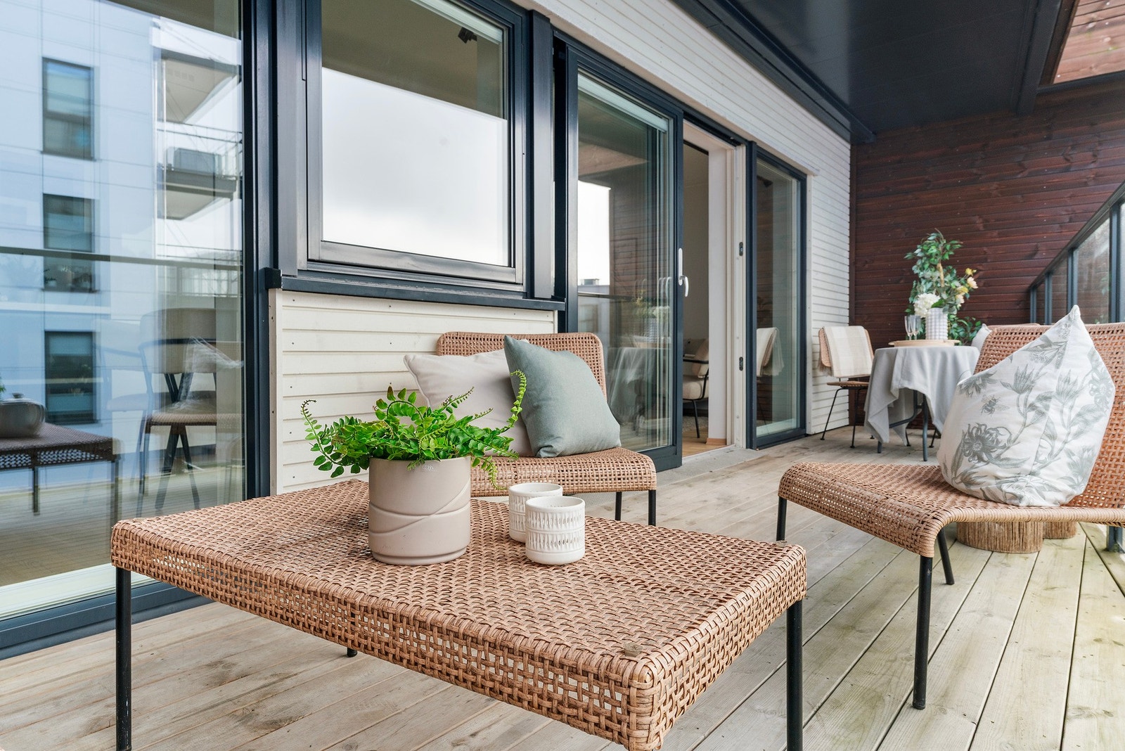 Terrassen er på 14 m² med overbygg og god plass til både sittegruppe og spisebord | Det er montert belysning og el. uttak på terrassen Galleribilde