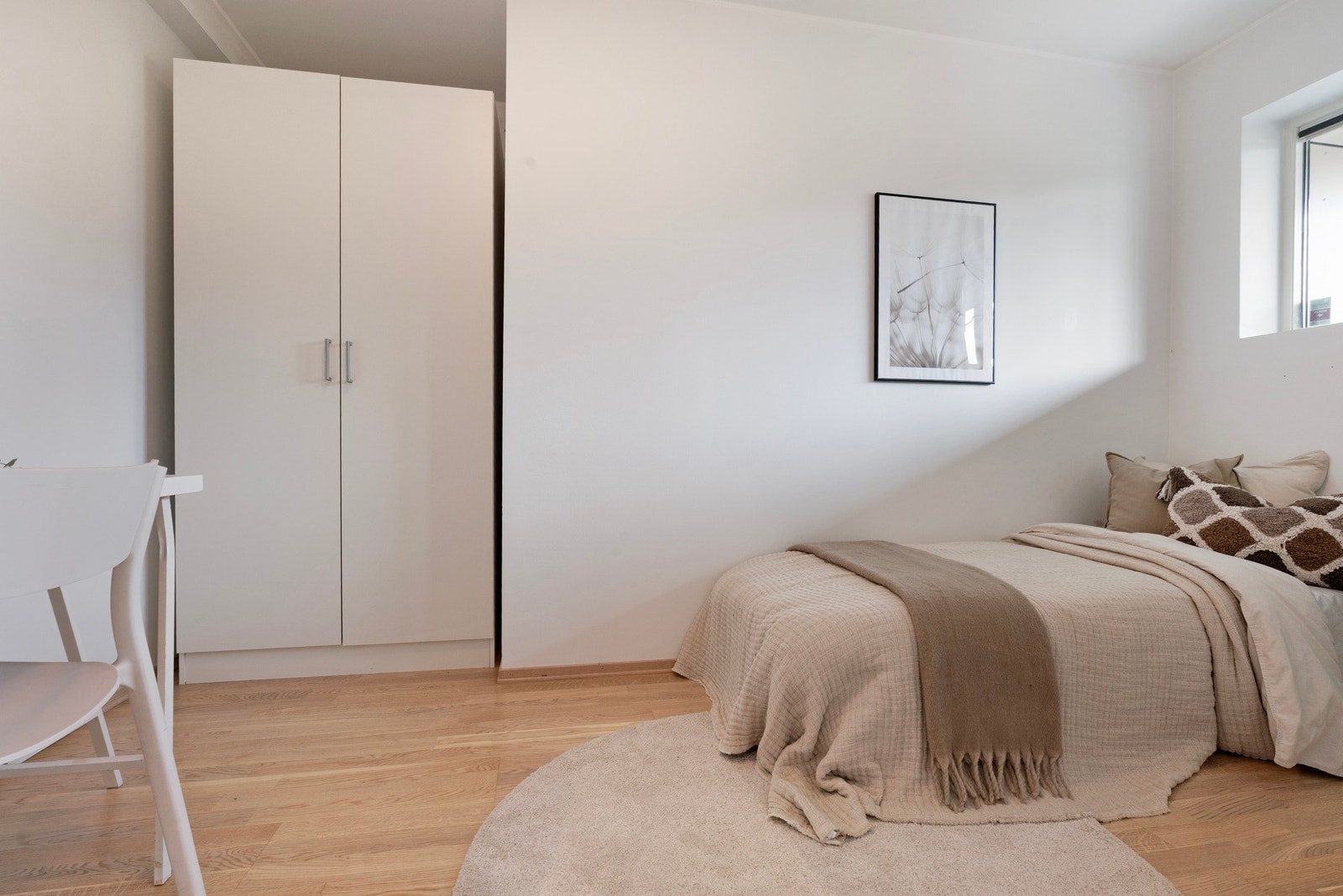 Hovedsoverommet er på 11.2 m² og soverom nr to (bildet) er på 8.1 m² Galleribilde