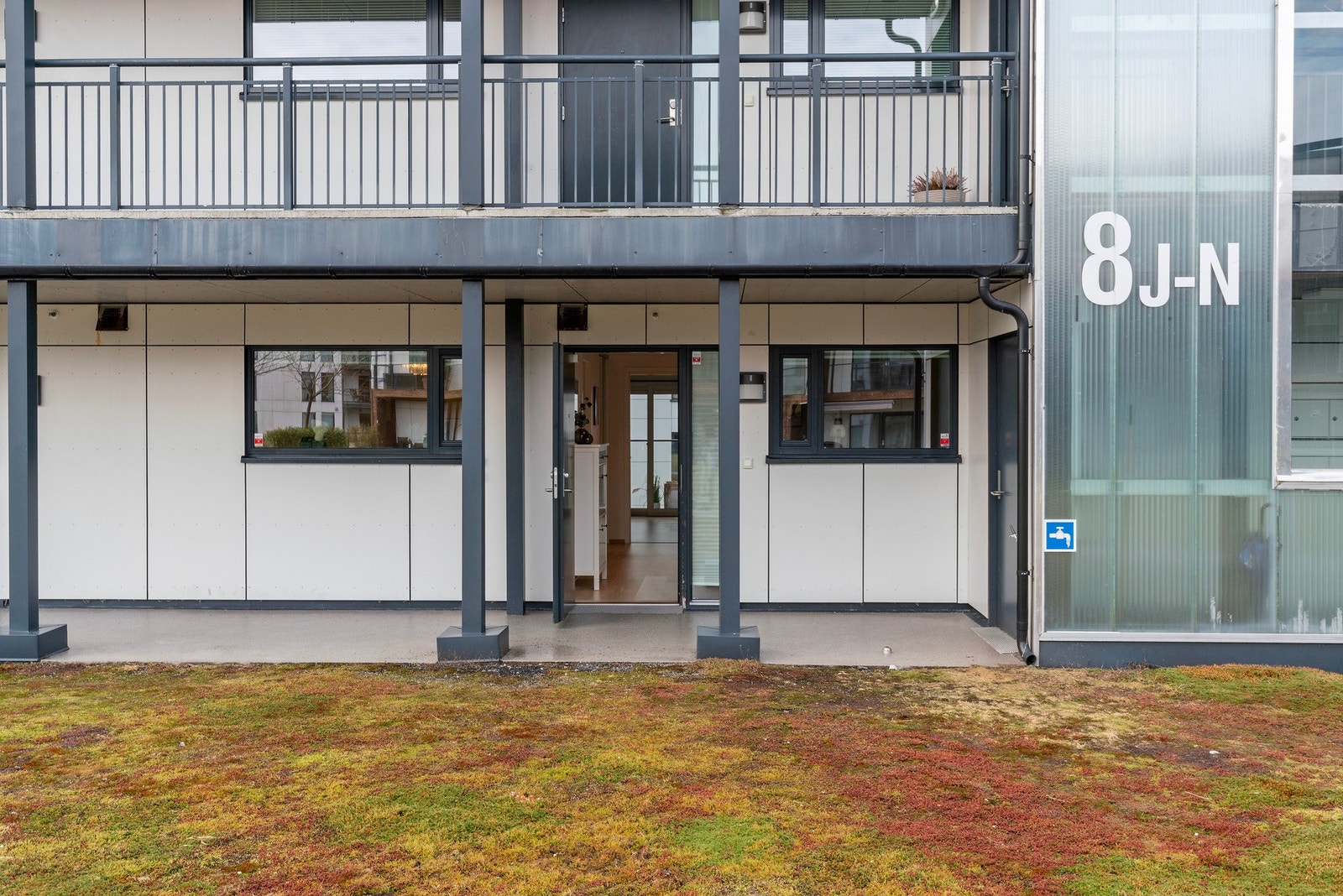 Inngangsparti med tett overbygg og enkel tilkomst til gang med heis og postkasser | Det er utelys samt utvendig el. uttak og vannuttak ved inngangen Galleribilde