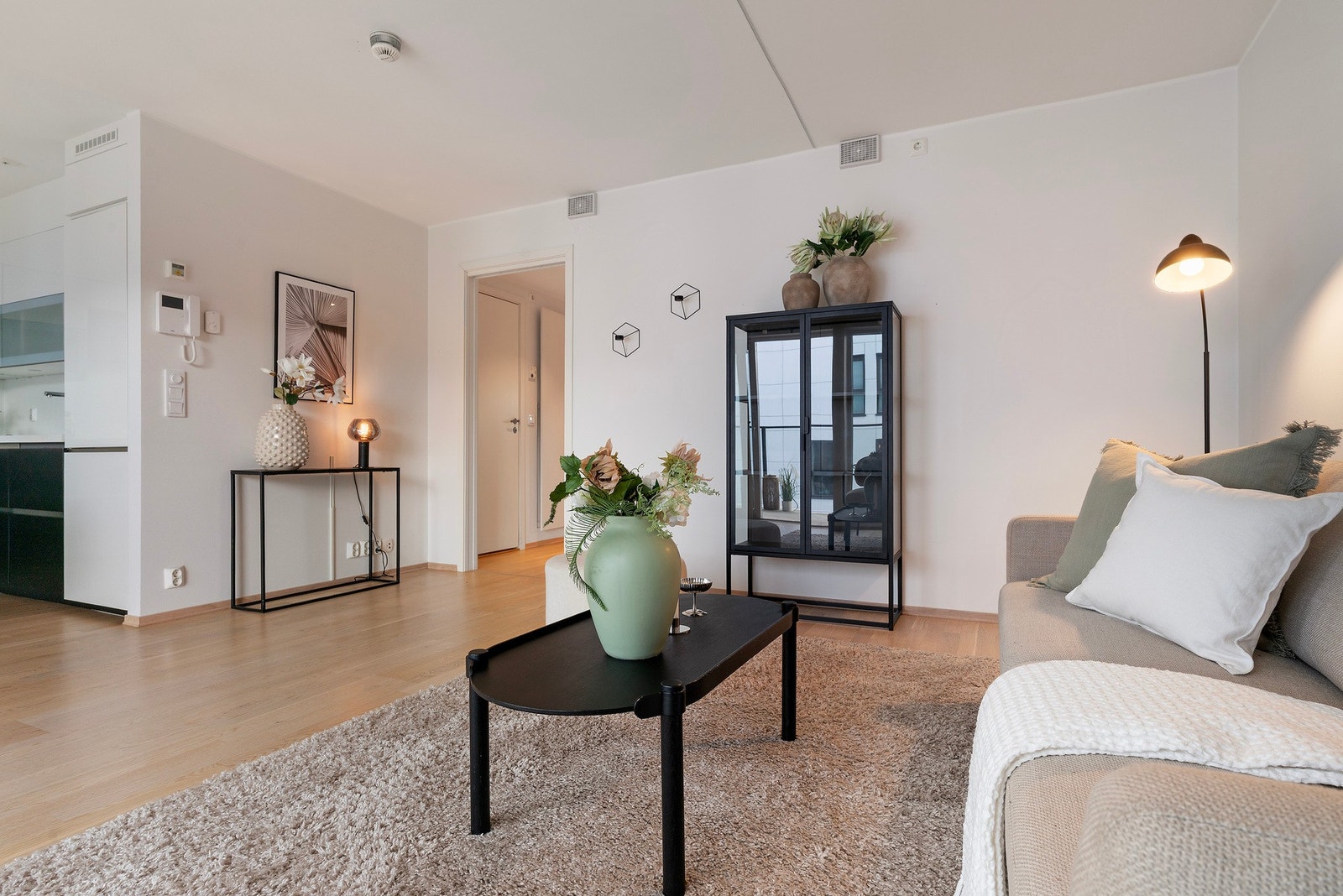 Det er installert sprinkleranlegg, seriekoblet brannvarslingsanlegg og betongskille mellom etasjene. Galleribilde