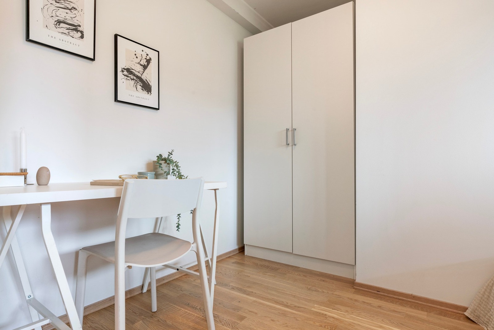 Soverommet har avsatt areal for garderobeløsning | Her er også plass til arbeidspult Galleribilde