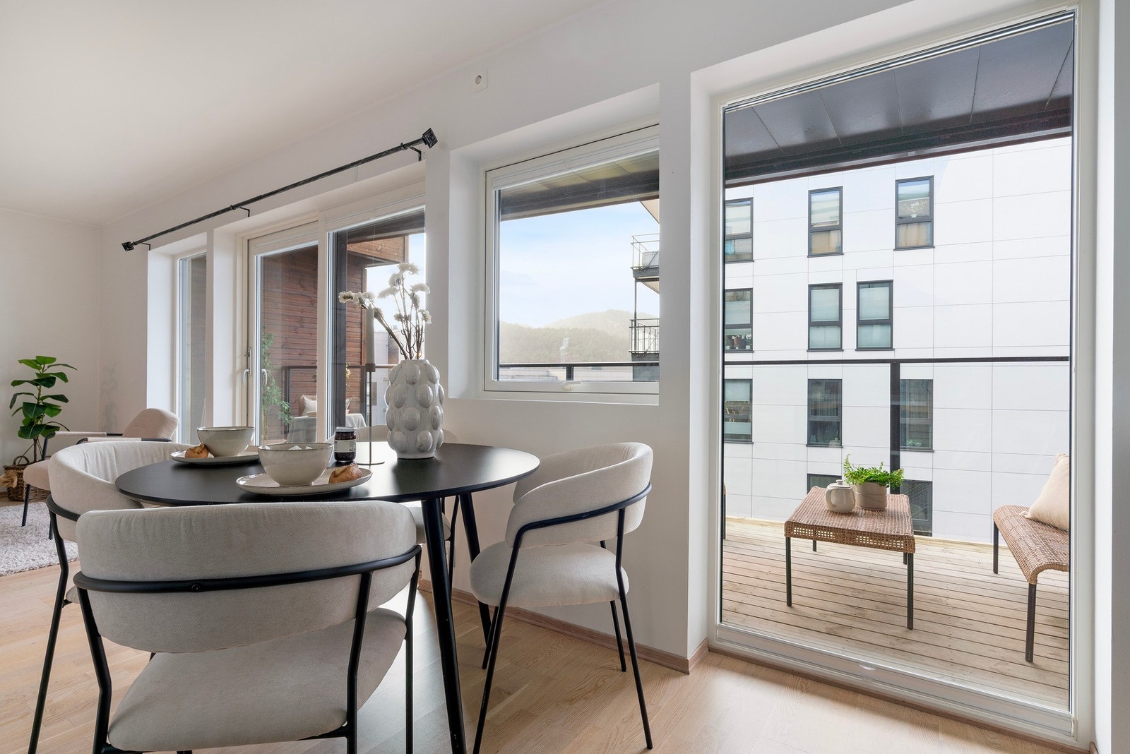 De store vindusflatene gir godt lysinnslipp til stue og kjøkken Galleribilde