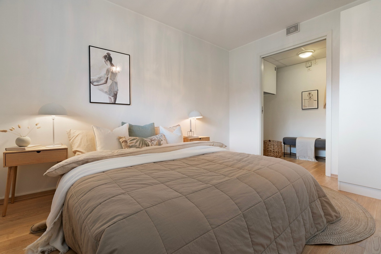 Det er dobbelt skyvedør mellom soverommet og bod/garderoberom Galleribilde