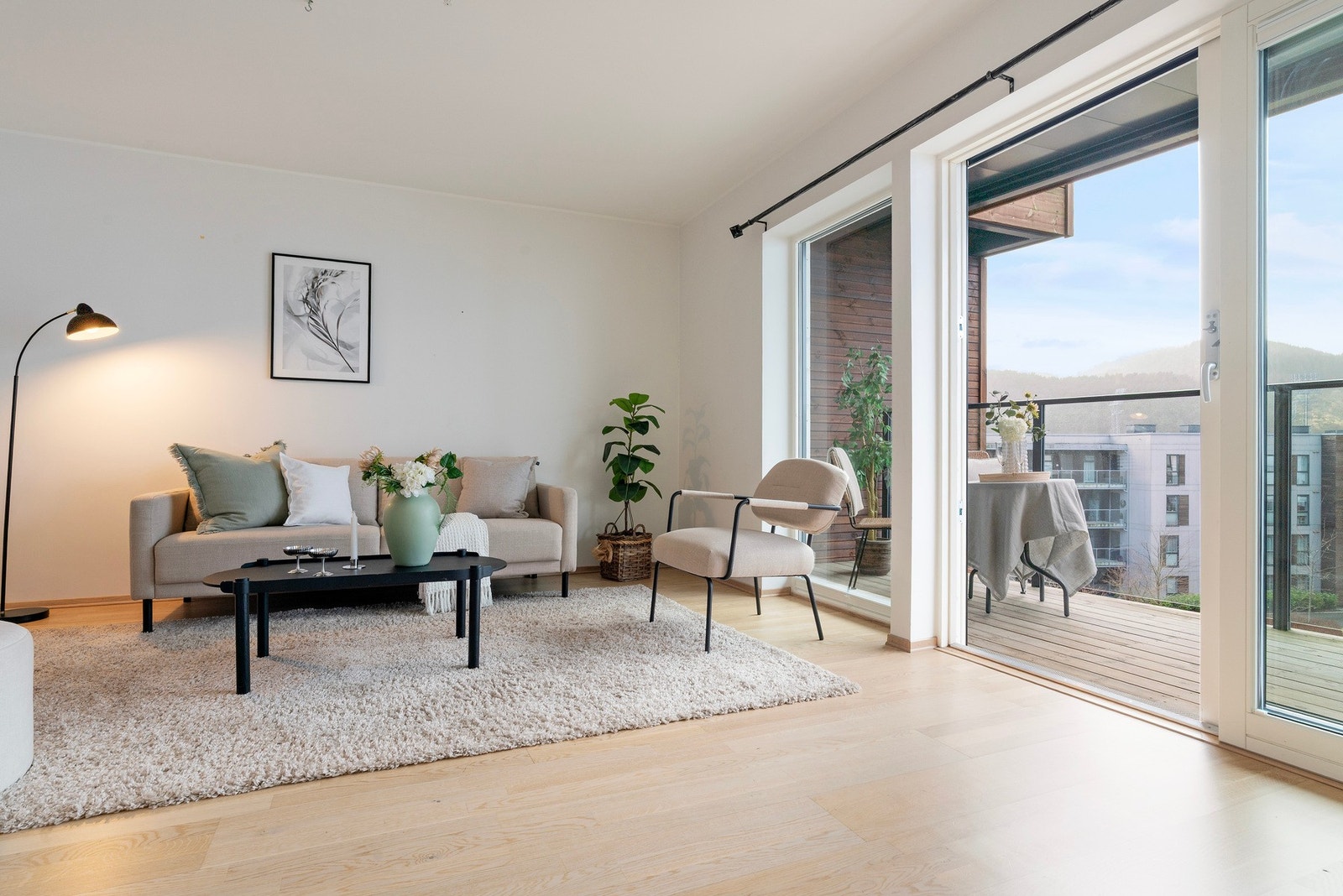 Fra stuen er det skyvedør ut til den fine terrassen Galleribilde