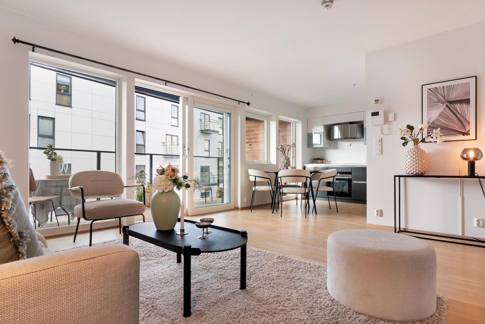 Fin overgang mellom stue og kjøkken som gir optimal romfølelse og fleksibilitet for plassering av møbler Galleribilde