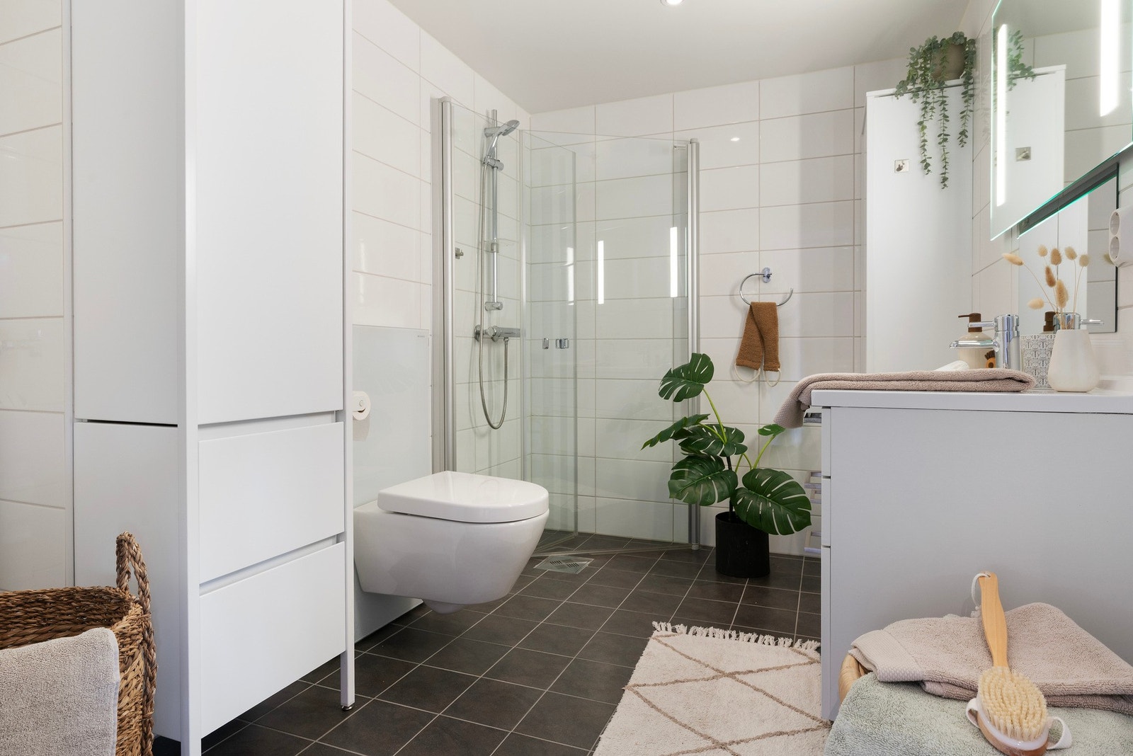 Delikat og innbydende baderom med fliselagt gulv og vegger, downlights i taket og vannbåren gulvvarme Galleribilde