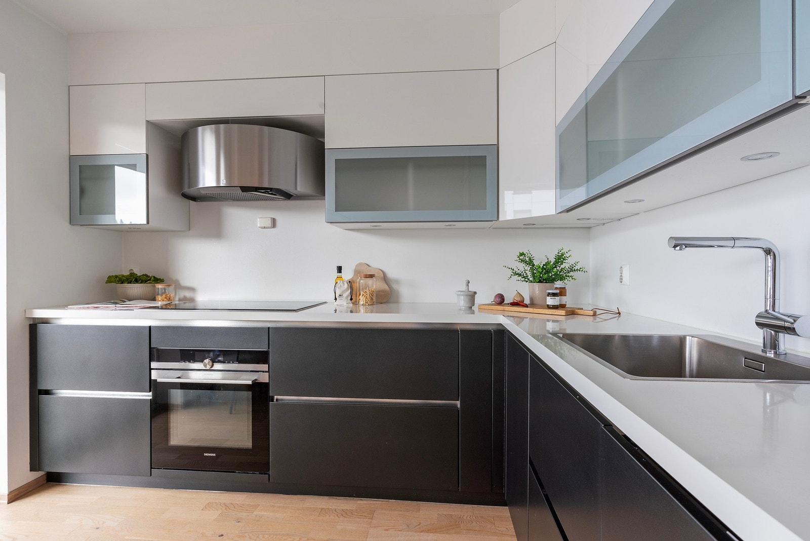 Her er rikelig med skap- og benkplass og god belysning over benkeplaten Galleribilde