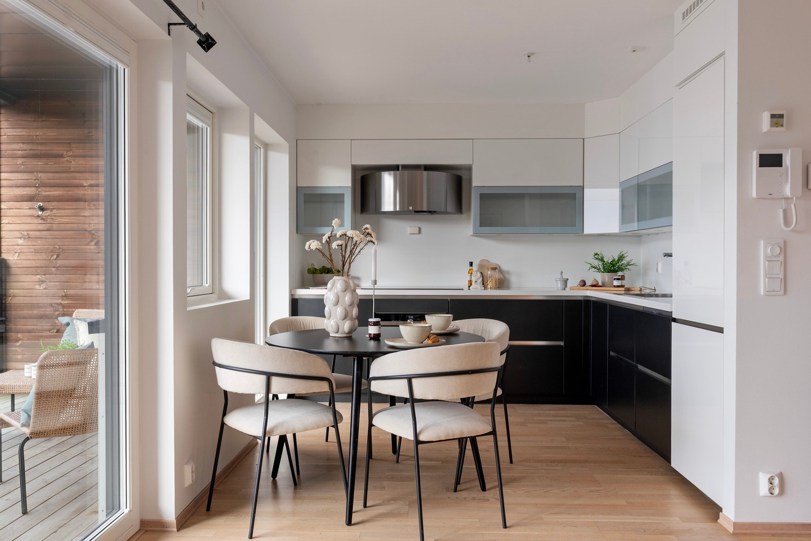 Integrert NEFF induksjonstopp med 80 cm bredde - Siemens stekeovn, oppvaskmaskin og kjøleskap med frysedel - Røroshetta ventilator i børstet stål og buet front Galleribilde