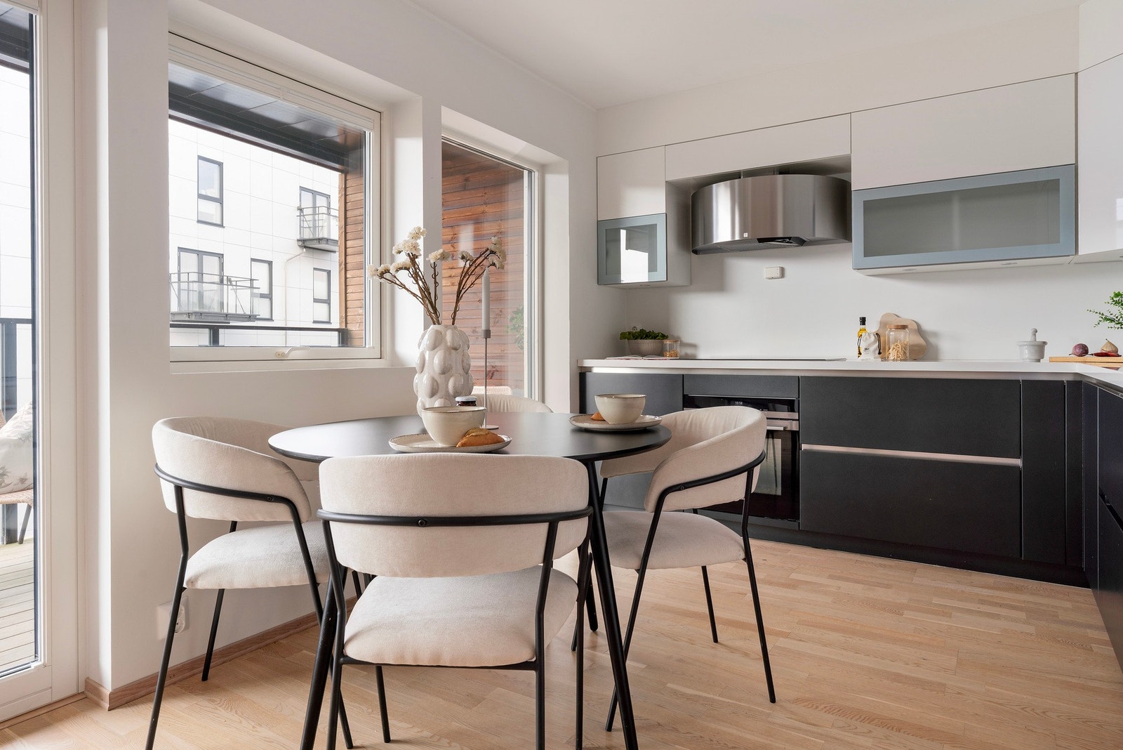 God plass til spisebord i sone mellom stue og kjøkken, her kan bordet også trekkes ut ved større besøk Galleribilde