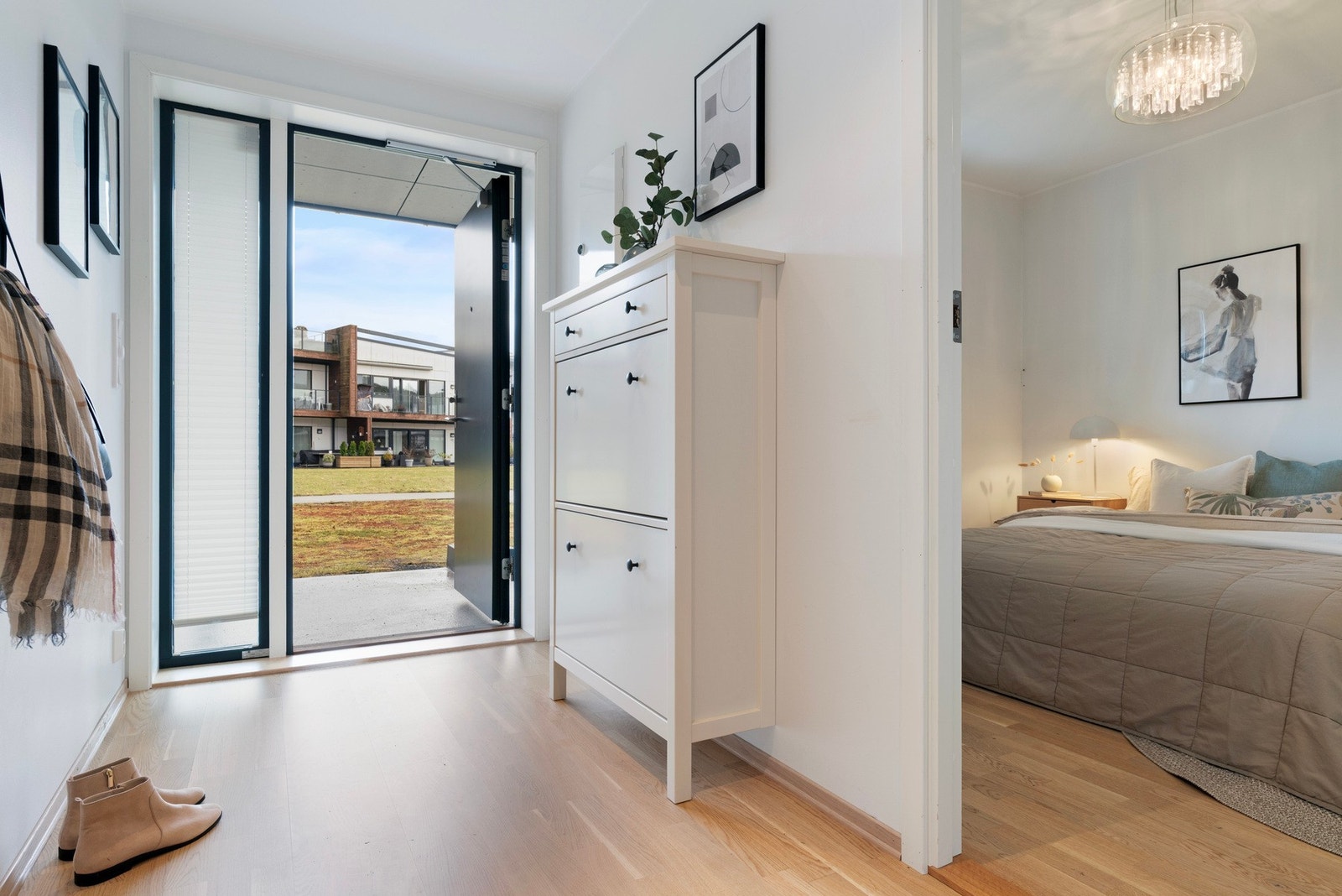 Velkommen inn | Pent inngangsparti med vannbåren gulvvarme, downlights i taket | God plass til sko og yttertøy Galleribilde