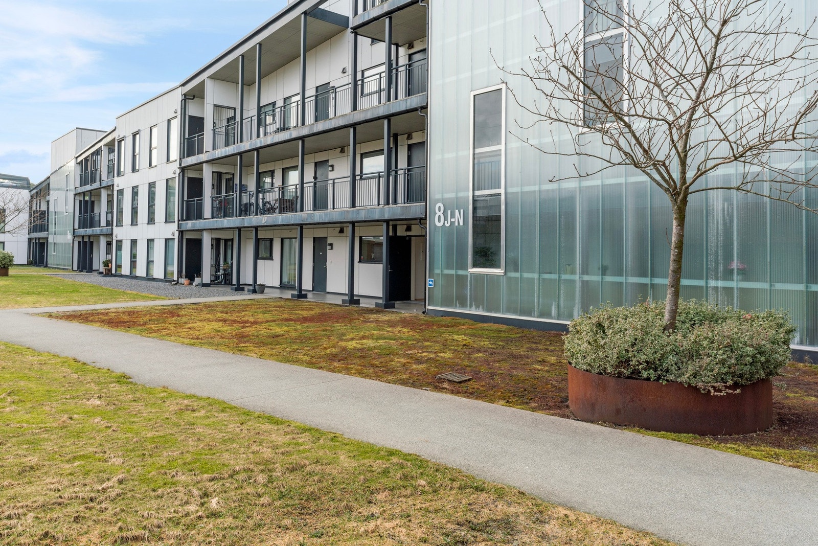 Det er enkel tilkomst til leiligheten med trappefri tilkomst fra hovedinngangen og fra garasjeanlegget Galleribilde