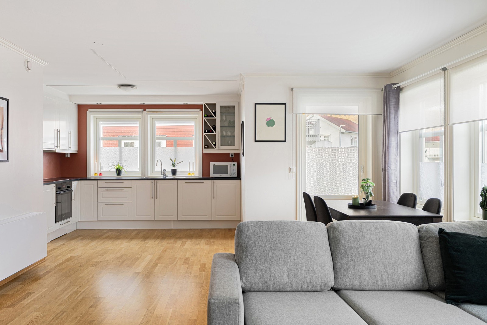 Den åpne løsningen mellom stua og kjøkkenet bidrar til en god romfølelse. Galleribilde