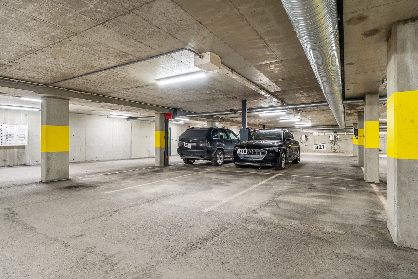 Fast parkeringsplass i felles parkeringskjeller. Galleribilde