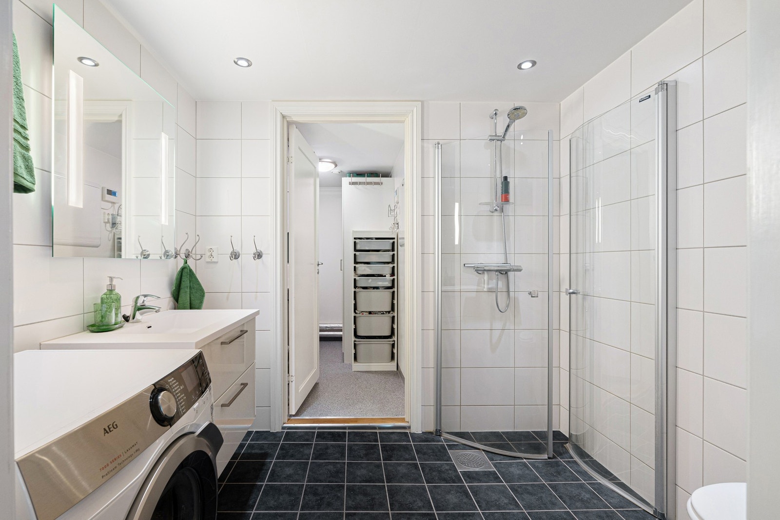 Det er etablert balansert ventilasjonsanlegg som sørger for et behagelig og energibesparende inneklima. Galleribilde