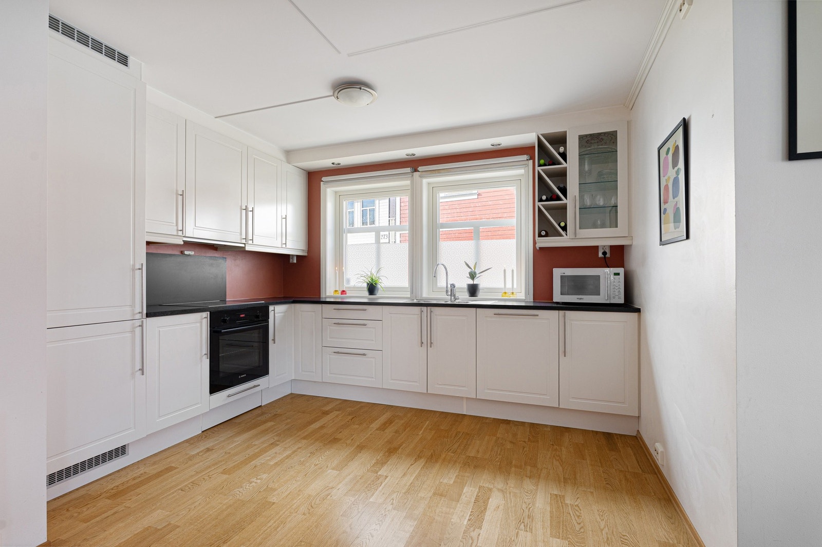 Lyst og pent kjøkken med mye skap- og benkeplass. Galleribilde