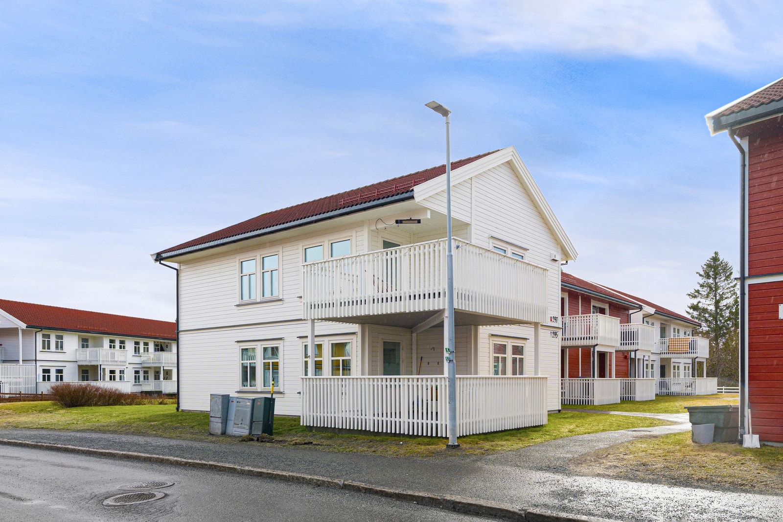 Fasade. Leiligheten ligger fint til i et rolig og pent opparbeidet boligfelt. Galleribilde