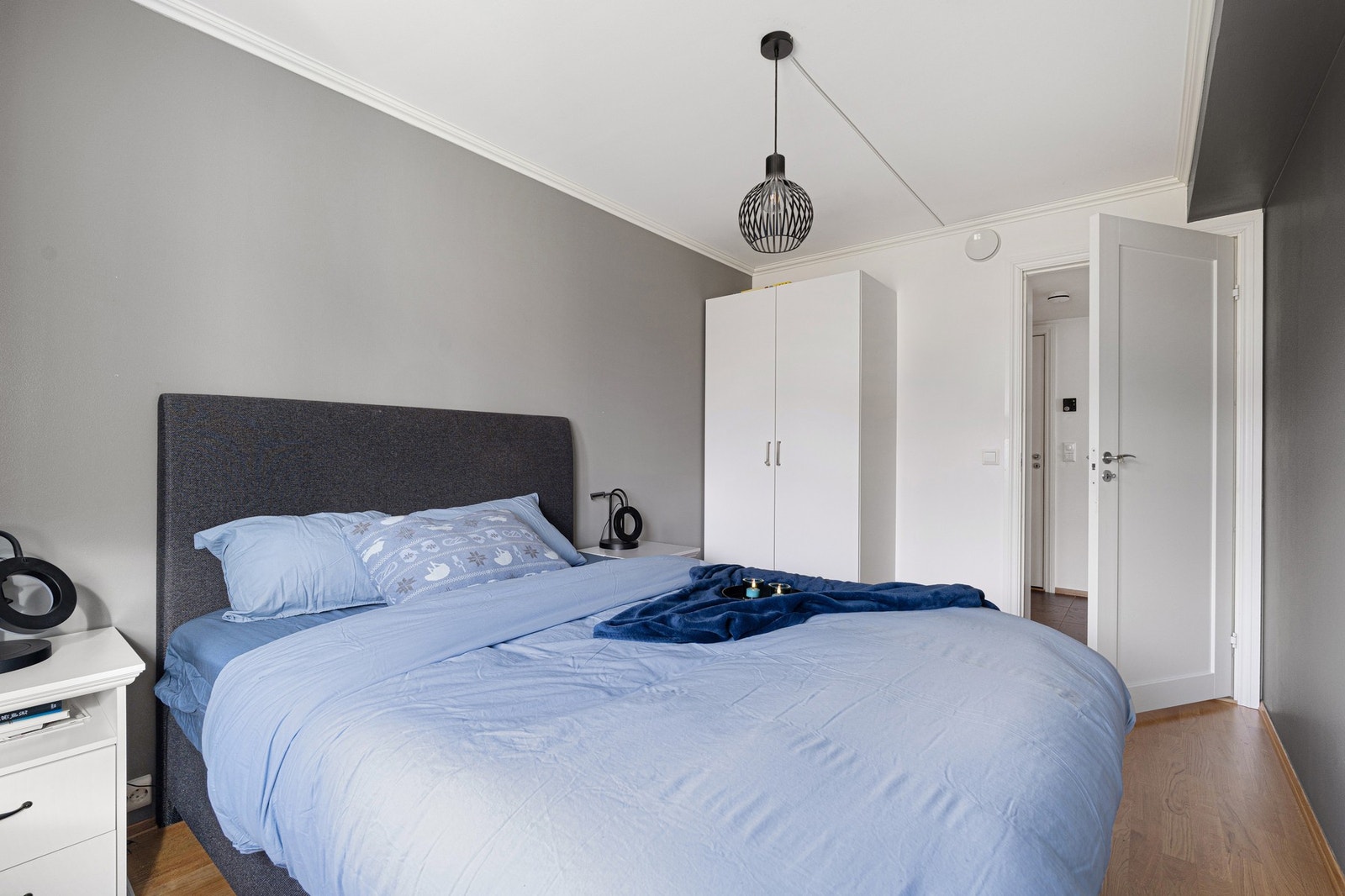 Hovedsoverommet god plass til både dobbeltseng og garderobeløsning. Galleribilde