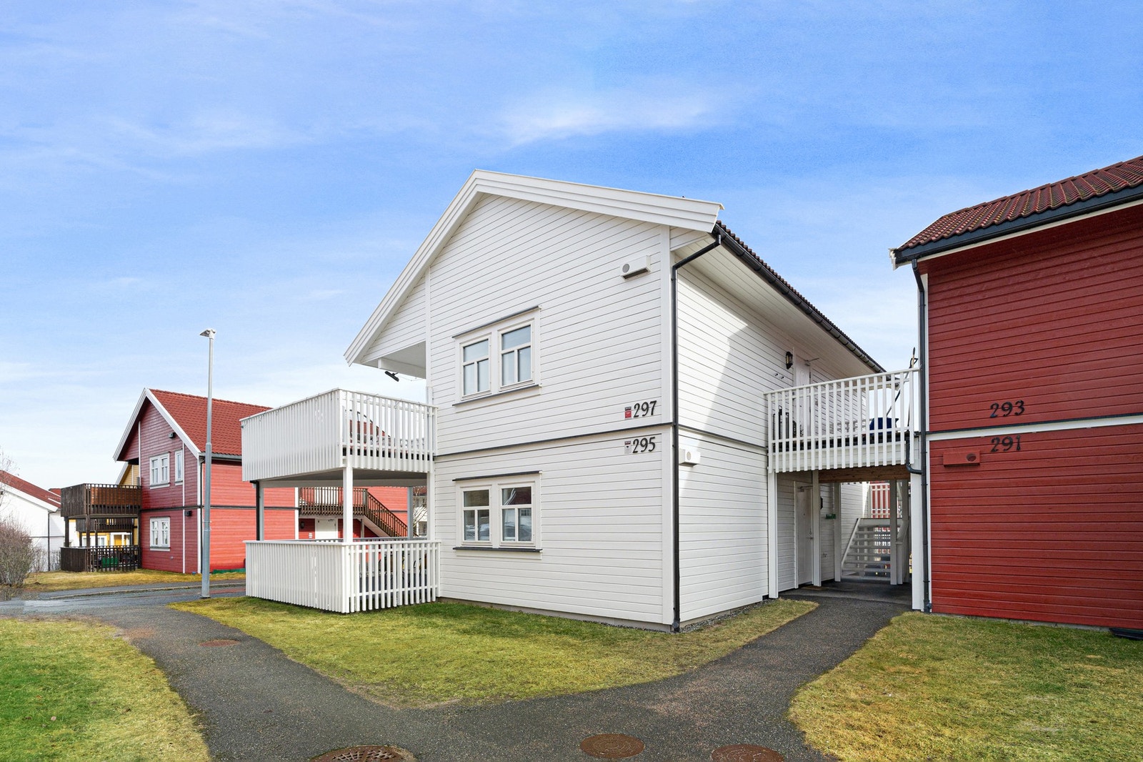 Fra eiendommen er det kort vei til skole, barnehage og dagligvarebutikk. Man har også flotte turområder i nærheten av boligen. Galleribilde