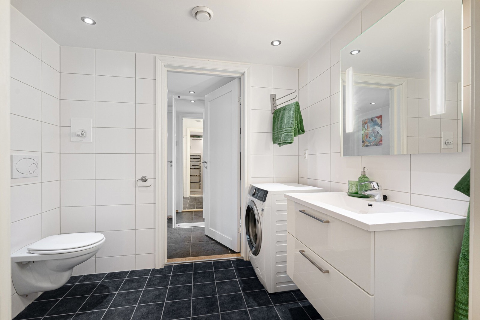 Lekkert flislagt bad med varmekabler i gulvet. Galleribilde