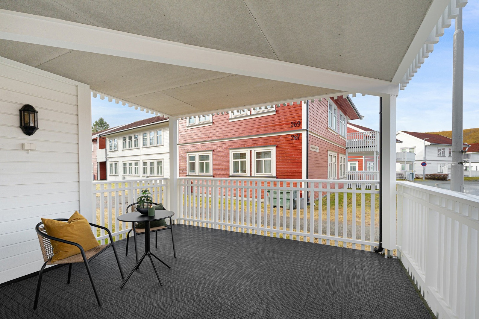 Verandaen er på hele 16,1 kvm. Her har man god plass til ønsket utemøblement. Galleribilde