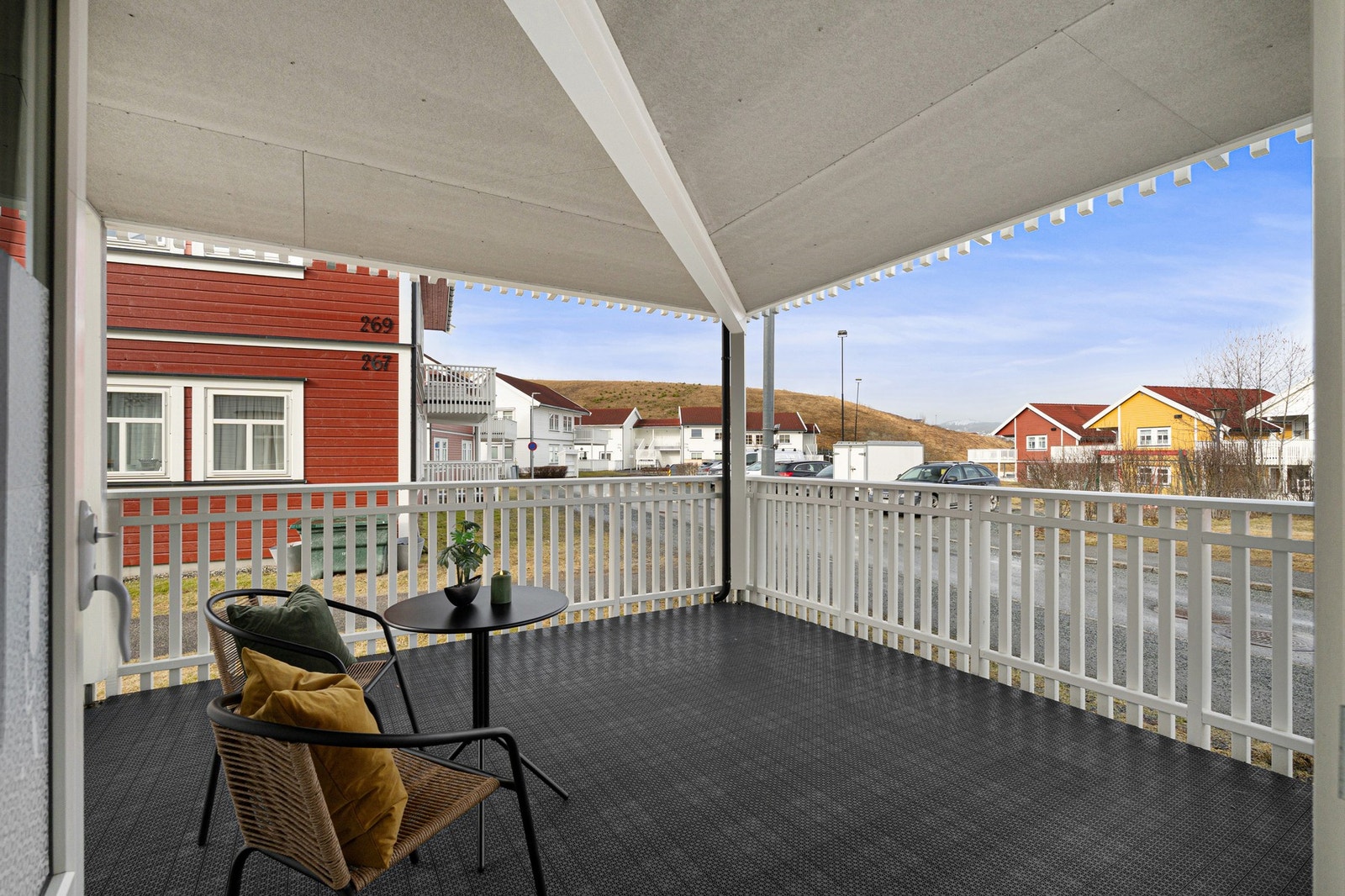 Fra stua har man utgang til sørvest-vendt veranda med svært gode solforhold. Galleribilde