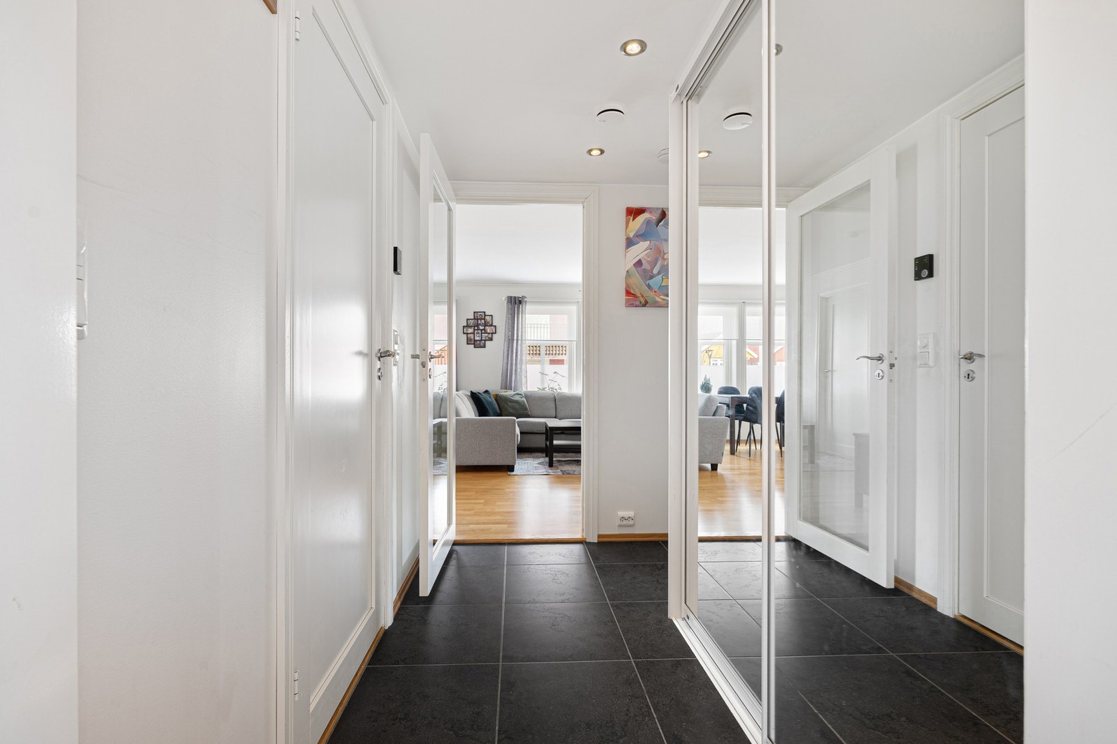 I gangen er det montert praktisk skyvedørsgarderobe for oppbevaring av sko og yttertøy. Galleribilde