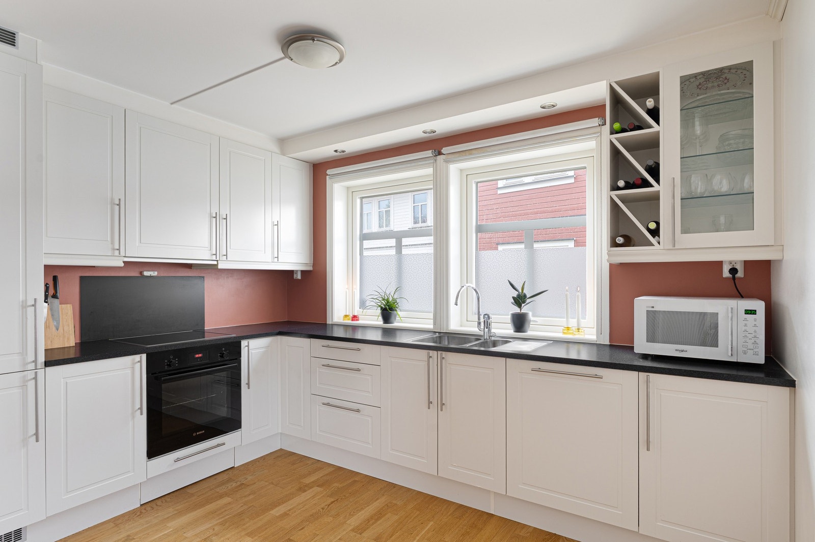 Moderne og stilriktig materialer og fargevalg gjennom hele leiligheten. Galleribilde