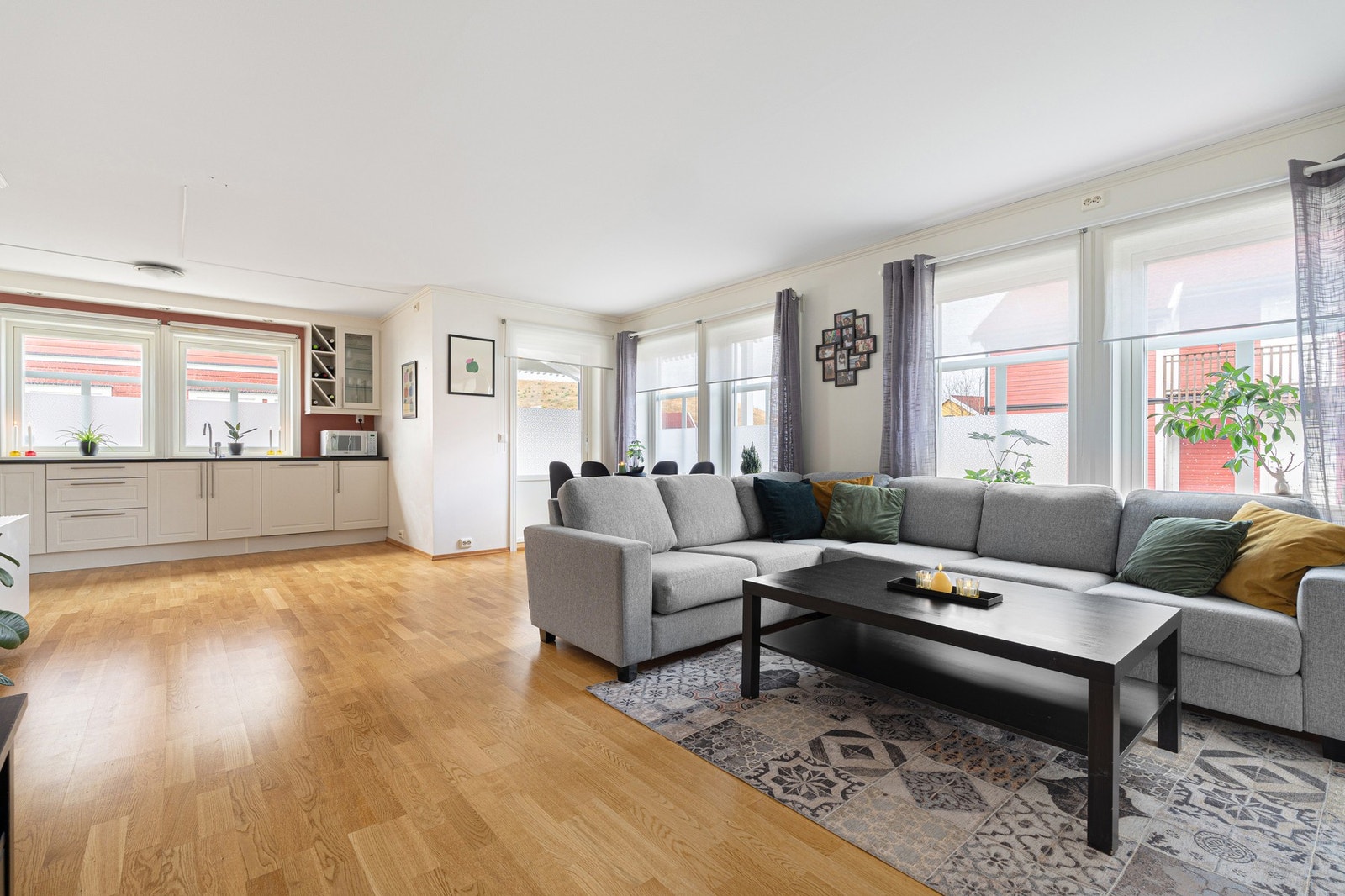 tuen har en romslig planløsning med god plass til sofagruppe og spisebord. Galleribilde