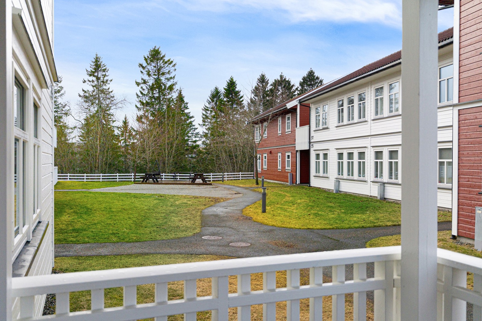 Fint utsyn fra verandaen mot grøntområder. Galleribilde