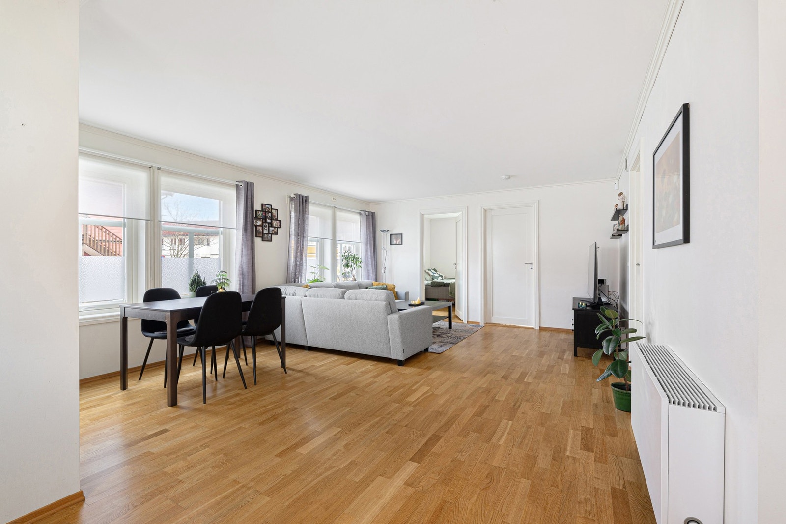 De store vindusflatene gir rikelig med naturlig lysinnslipp. Galleribilde