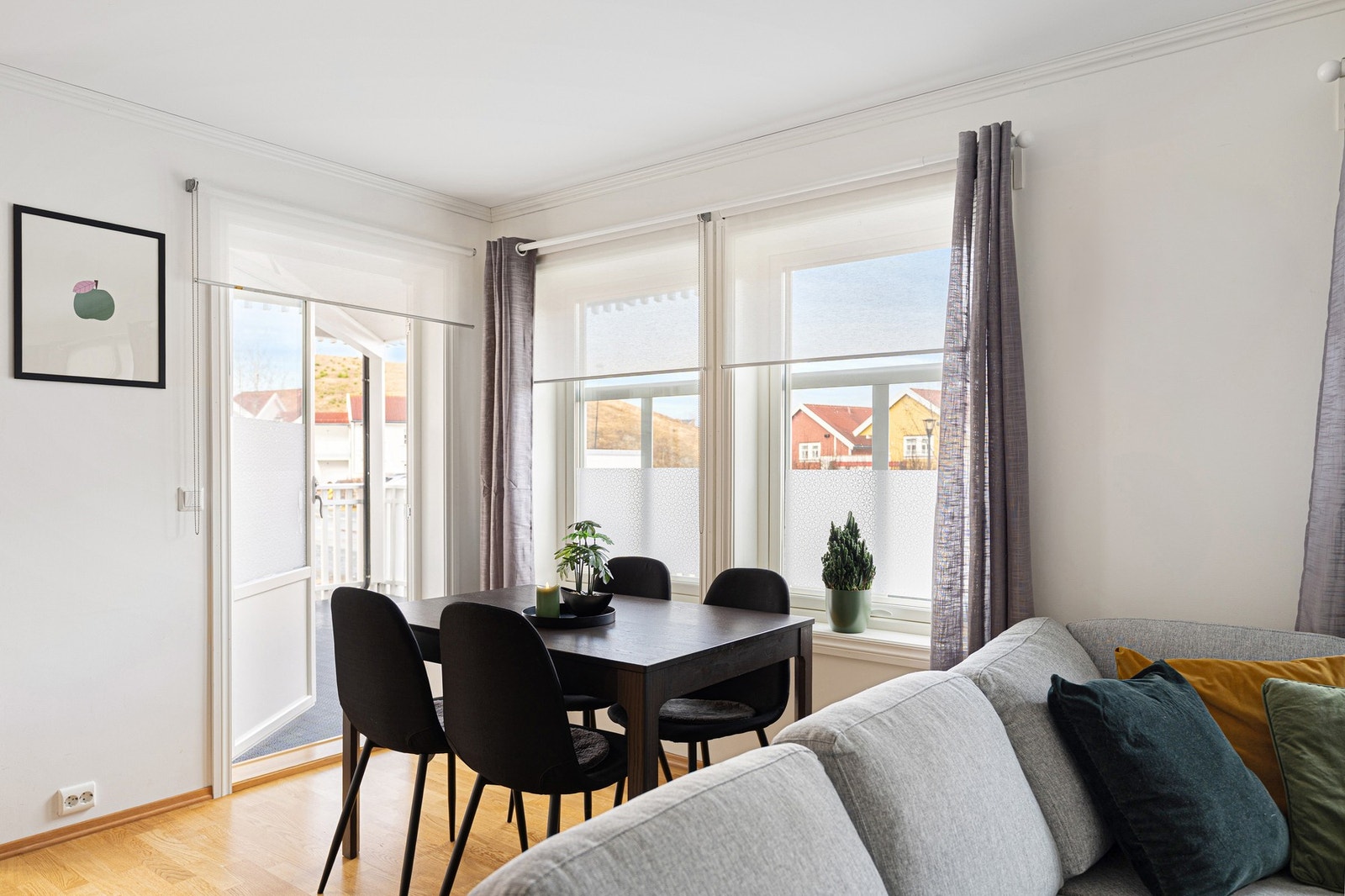 Spiseplassen finner sin naturlige plass i rommet mellom stua og kjøkkenet. Galleribilde