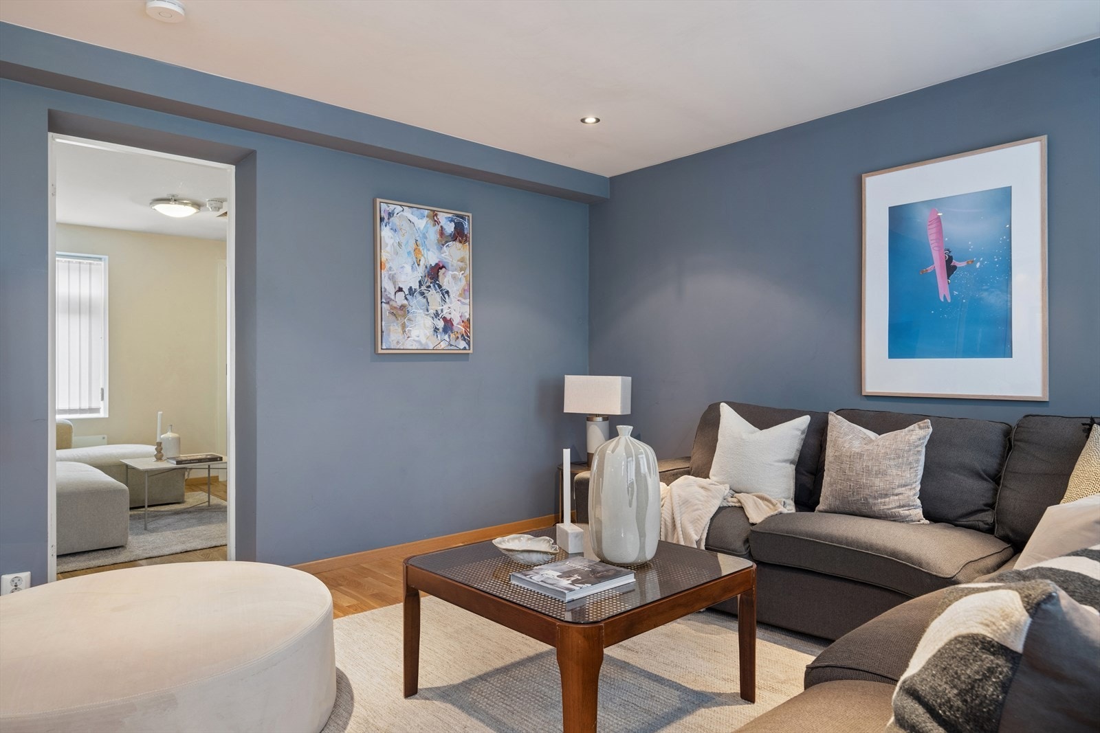 Fra stuen er det en naturlig overgang til kontor/trapperom og videre til et av leilighetens soverom. Galleribilde