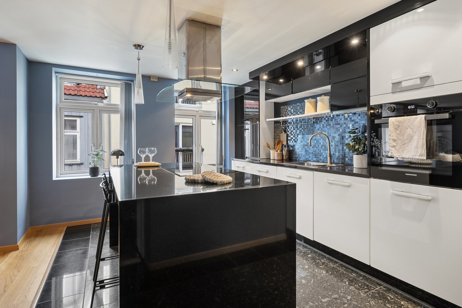 Alle hvitevarer, inkludert stekeovn, platetopp, oppvaskmaskin og kjøl-/fryseskap, medfølger i handelen. Galleribilde