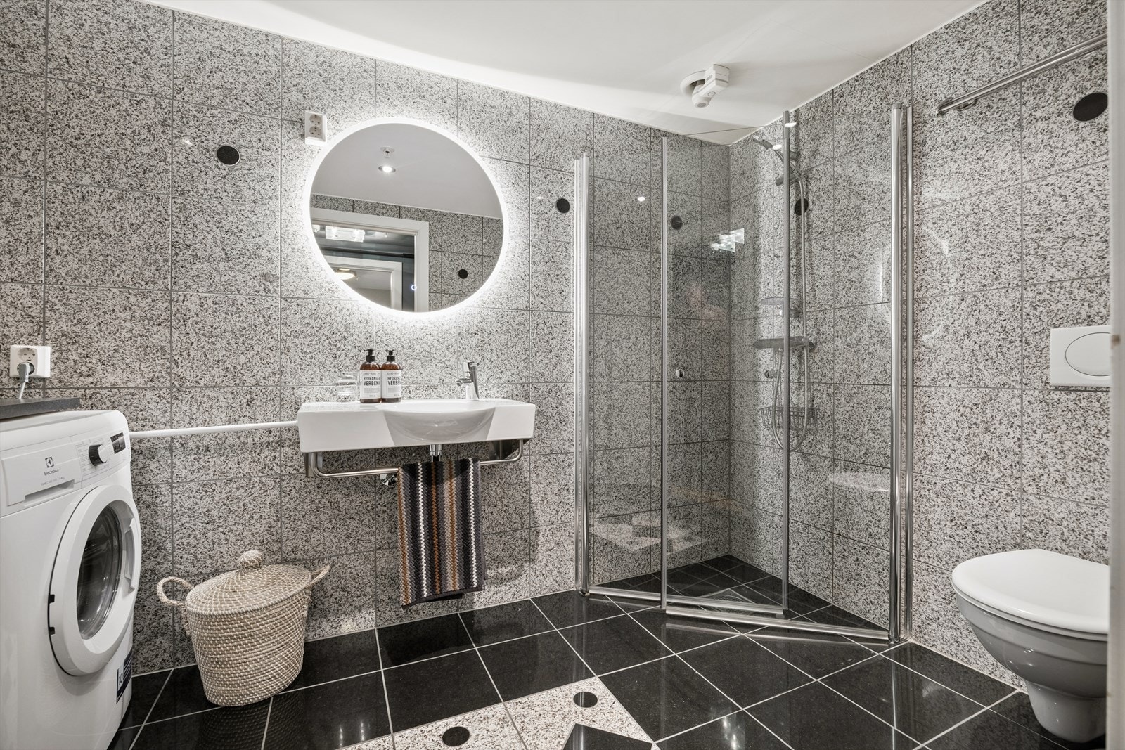 Badet i andre etasje ble oppgradert i 2010 og har opplegg for vaskemaskin. Vaskemaskinen medfølger. Galleribilde