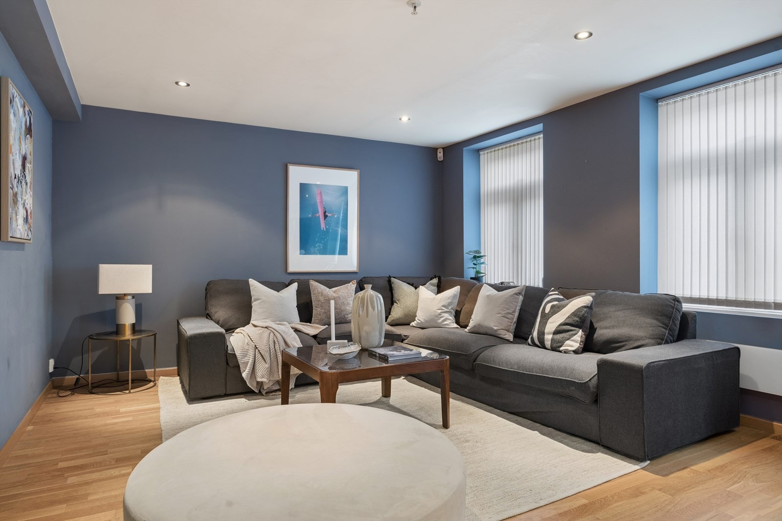 Store vindusflater gir godt med dagslys. Alle vinduer i leiligheten er utstyrt med 2- og 3-lags glass. Galleribilde