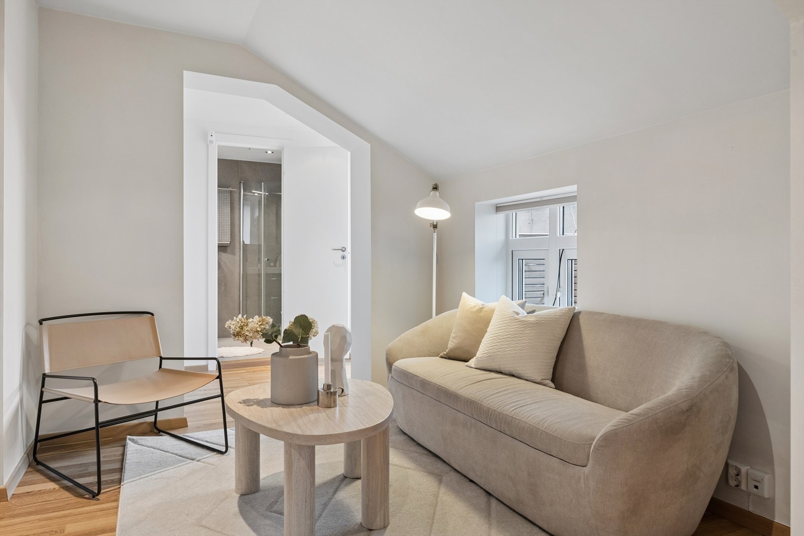 Gangen/loftstuen gir ekstra spillerom og kan fungere som en egen sone for TV-titting eller lek, med adkomst til badet. Galleribilde