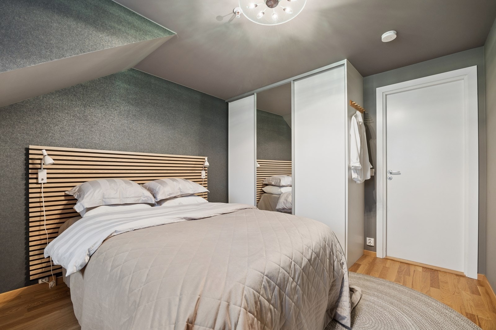 Hovedsoverommet på loftet har god plass til dobbeltseng og garderobeløsning. Galleribilde
