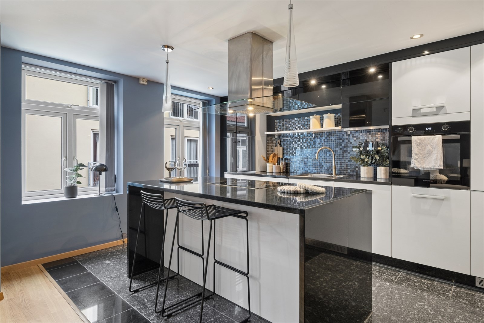 Kjøkkenøya fungerer som en naturlig samlingsplass i hverdagen og har integrert platetopp. Galleribilde